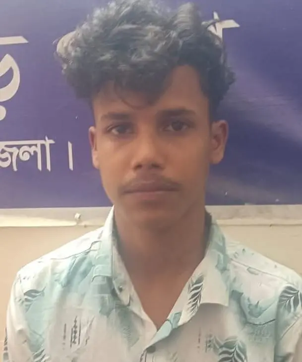 নাইক্ষ্যংছড়িতে ৯ হাজার ৮০০ ইয়াবাসহ চালক আটক