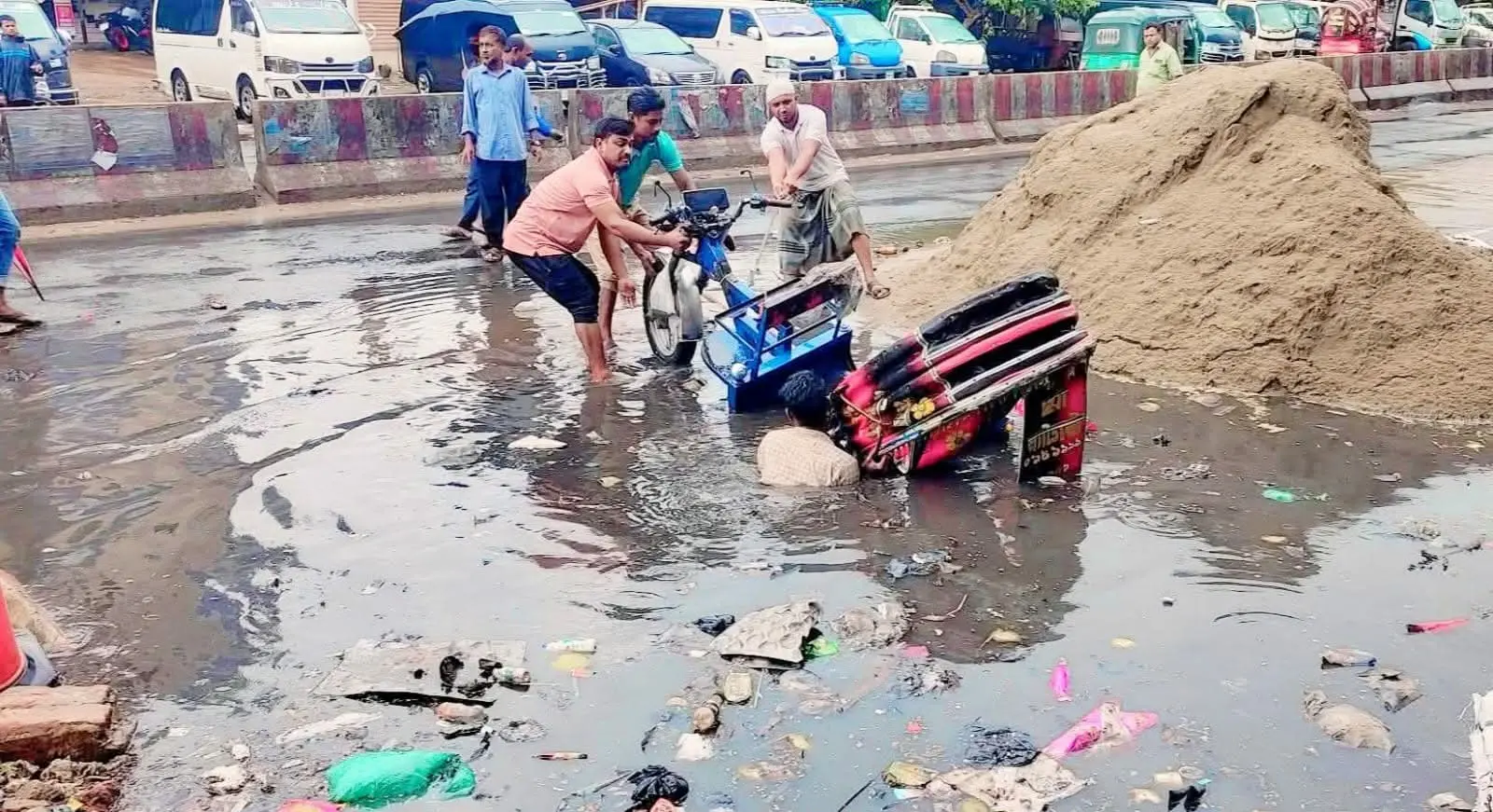 সামান্য বৃষ্টিতেই জলাবদ্ধতা,গর্তে পড়ে আহত রিকশাচালক কচ্ছপ গতিতে চলছে হাটহাজারীর বাসস্টেশনে সড়ক উন্নয়নের কাজ