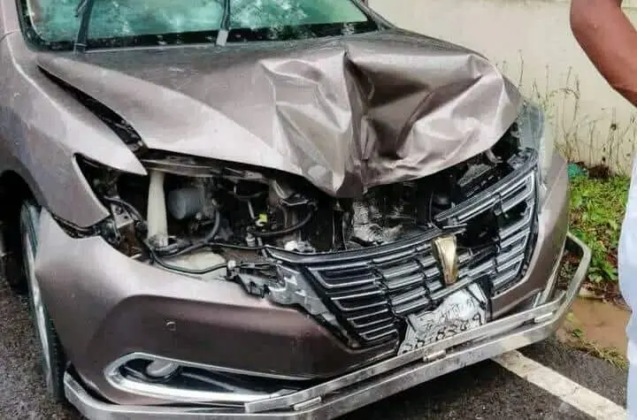 ফটিকছড়ি চলন্ত গাড়ির ওপর ভেঙে পড়ল বিশাল আমগাছ