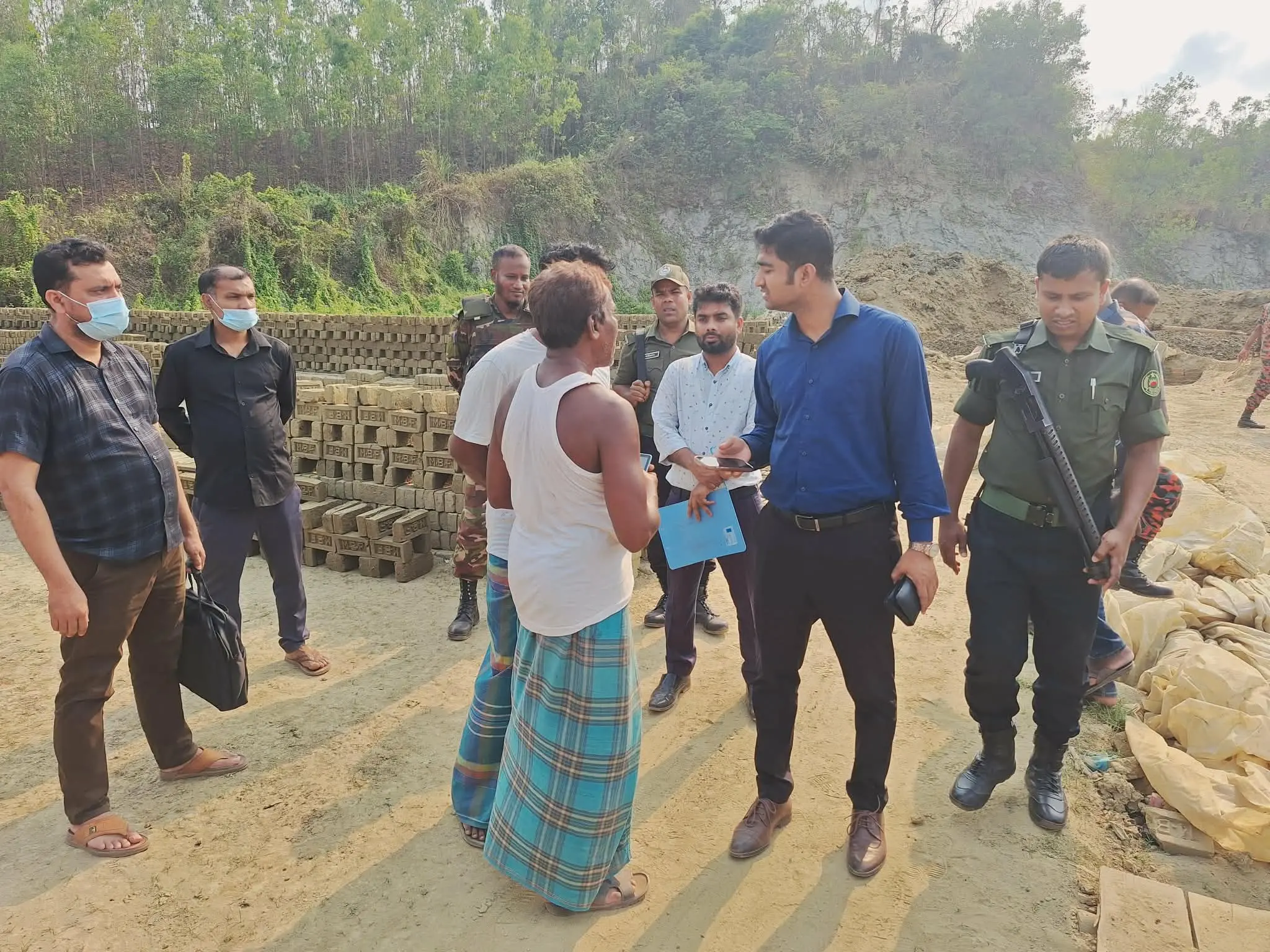 সাতকানিয়ায় ইটভাটার চুল্লি গুঁড়িয়ে দিল প্রশাসন ৩ লাখ টাকা অর্থদণ্ড