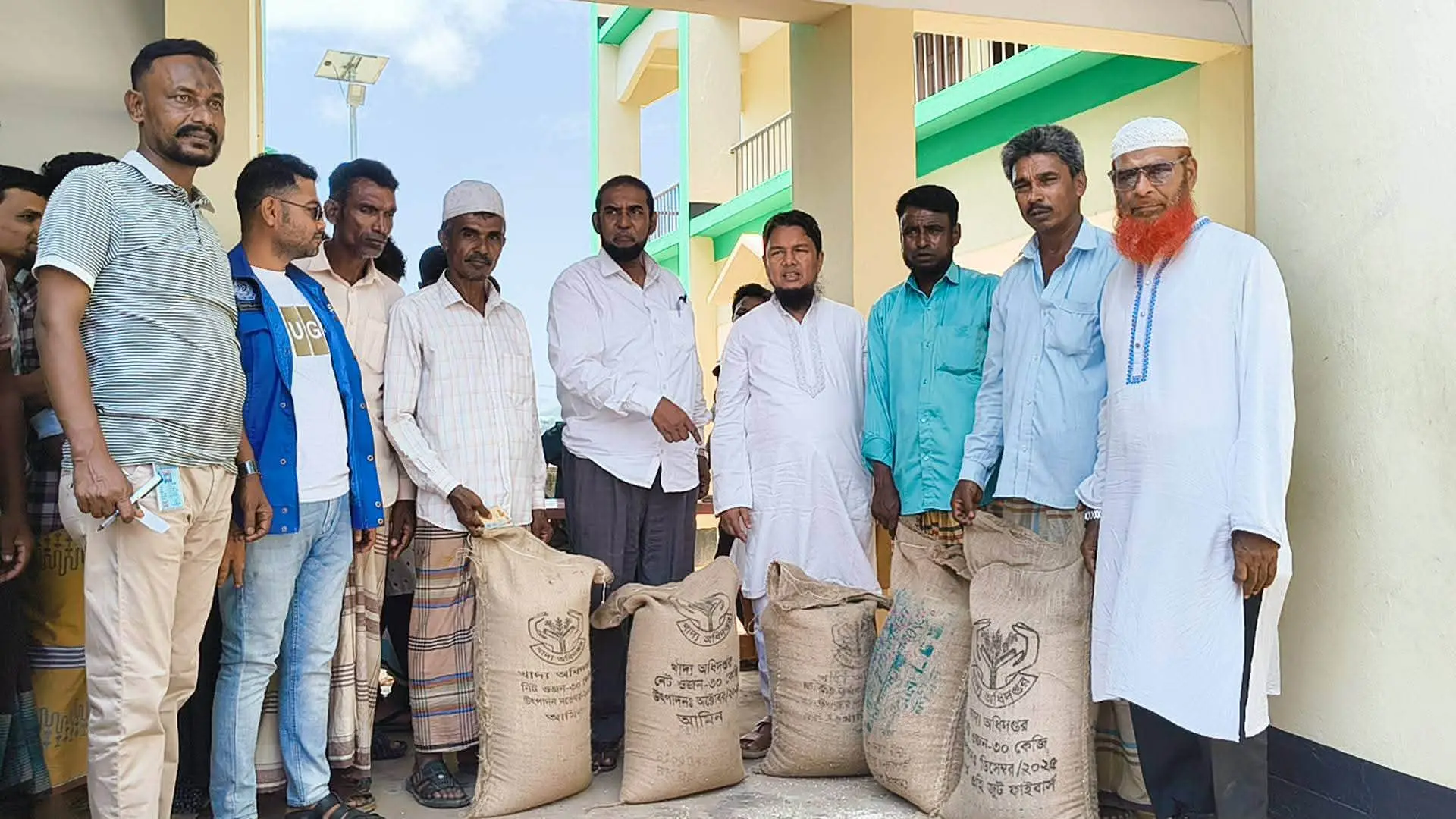 টেকনাফের হ্নীলায় নিবন্ধিত জেলেদের মাঝে বিশেষ ভিজিএফ চাল বিতরণ