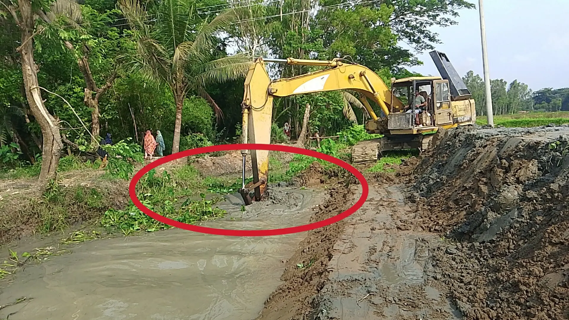 চকরিয়ায় শুকর মরা খাল খননে ব্যাপক অনিয়ম; গলা পানিতে খাল খনন, যেন ঘোলা পানিতে মাছ শিকার
