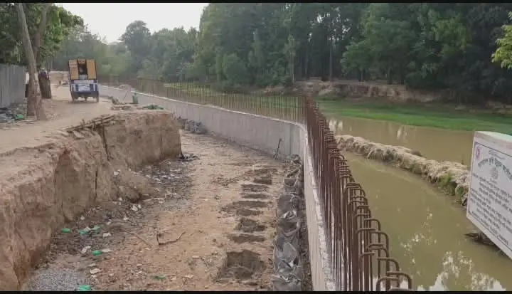 খুটাখালী-ঈদগড় সড়ক প্রায় ২১ কোটি টাকার উন্নয়ন প্রকল্পে অনিয়ম, তদন্তের দাবি স্থানীয়দের