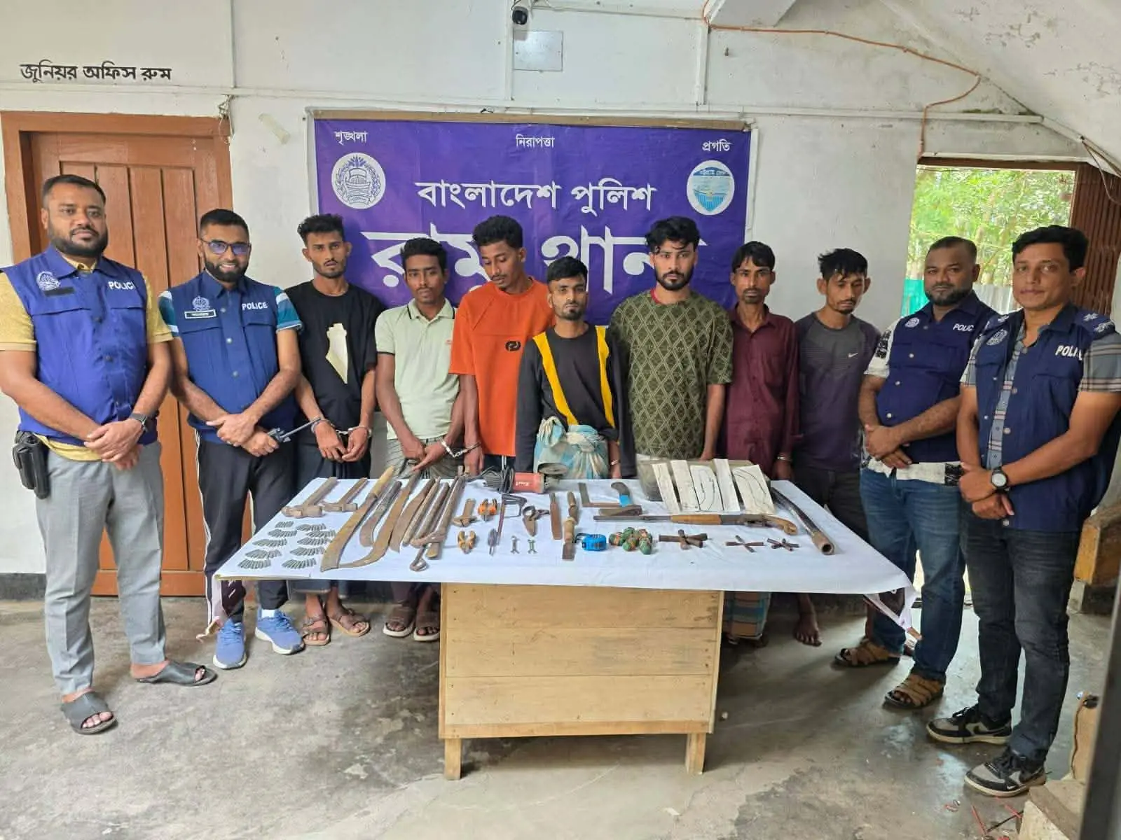 রামুতে ডাকাতির প্রস্তুতি কালে বিপুল অস্ত্র ও গোলাবারুদসহ ৭ ডাকাত সদস্য গ্রেফতার