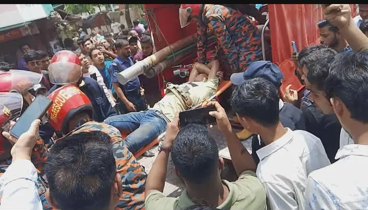 শাটডাউন নিয়েও চালু হলো বিদ্যুৎ, চকরিয়ায় খুঁটিতে কাজ করতে গিয়ে শ্রমিকের দুইপা বিচ্ছিন্ন