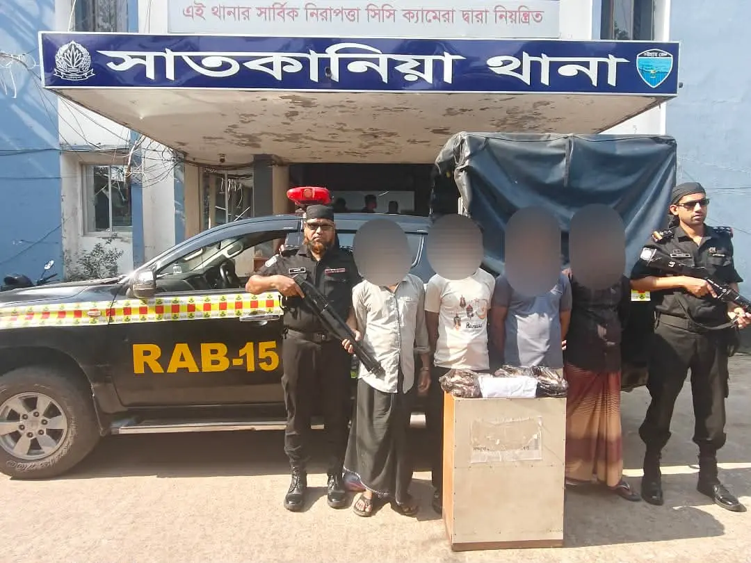 চট্টগ্রামের সাতকানিয়ায় র‍্যাব-১৫ এর দুঃসাহসিক অভিযান: পেটের ভেতর ২০ হাজার ইয়াবাসহ ৪ রোহিঙ্গা আটক