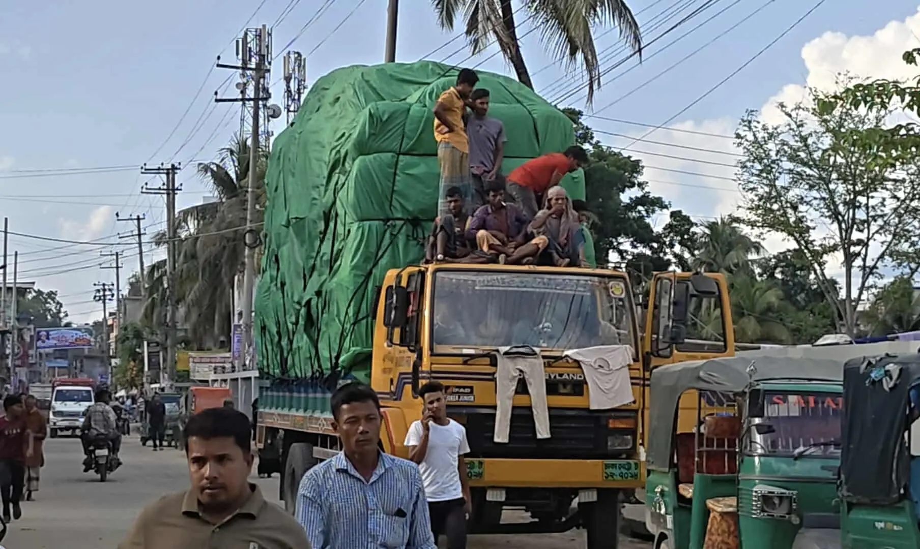 লামায় ট্রাফিক আইন অমান্য করে চলছে অতিরিক্ত পণ্যবাহী তামাকের ট্রাক, বাড়ছে দুর্ঘটনা!