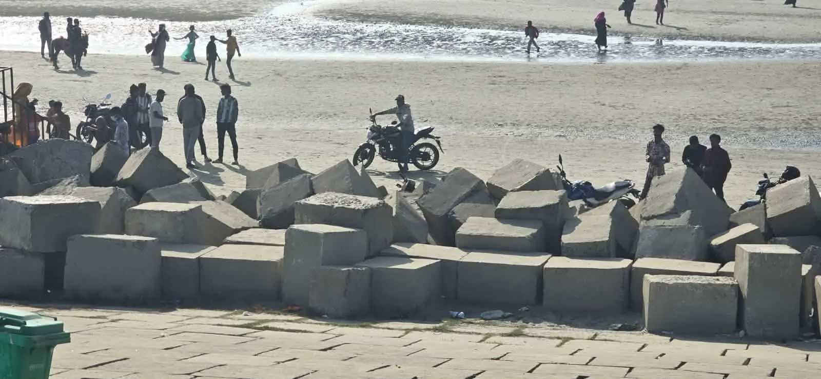 ফুলতলী সৈকতে বিপজ্জনক স্পিডবোট আর মোটরসাইকেলের দৌরাত্ম্যে বিরক্ত পর্যটক