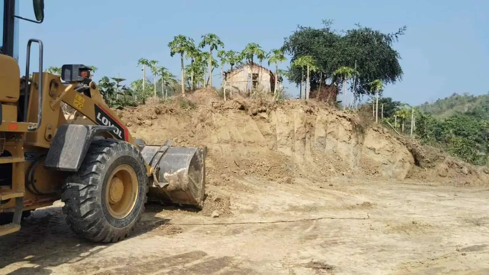 লামায় নতুন ইটভাটা স্থাপনের উদ্দেশ্যে এস্কেভেটর দিয়ে পাহাড় কেটে সাবাড়