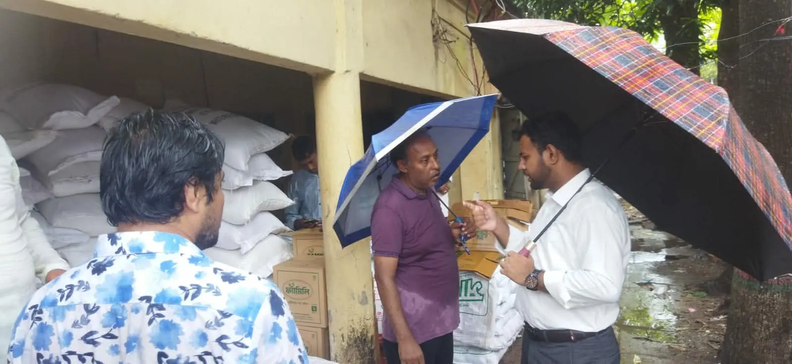হাটহাজারীতে টিসিবির ৪ হাজার ১৫০ কেজি নিম্নমানের চাল জব্দ