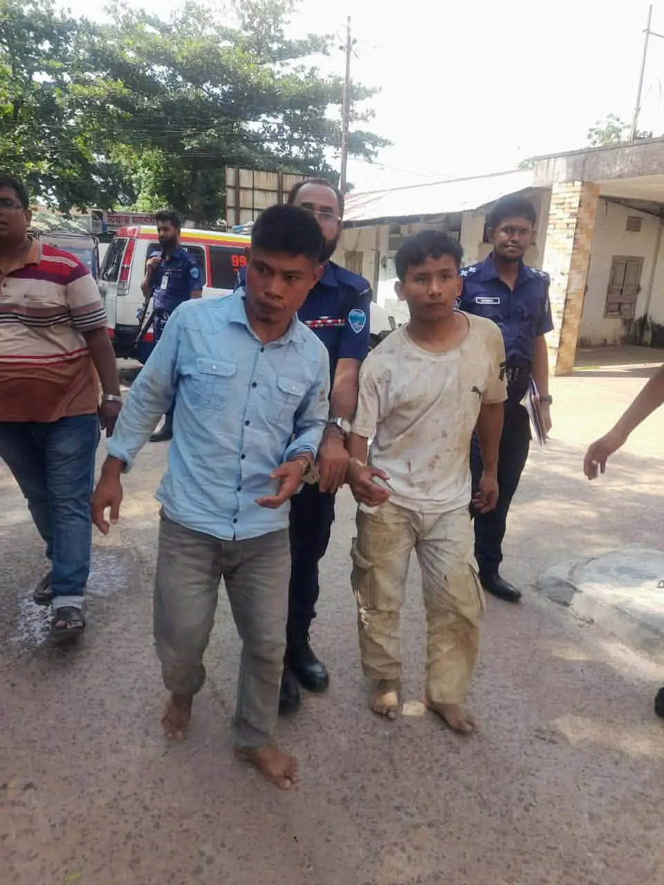 রামগড়ে সেনাবাহিনীর অভিযানে ইউপিডিএফের ৩ সন্ত্রাসী আটক, একে-২২ অস্ত্র উদ্ধার