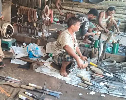 রামুতে কোরবানিকে ঘিরে ভিড় বাড়ছে কামারদের দোকানগুলোতে