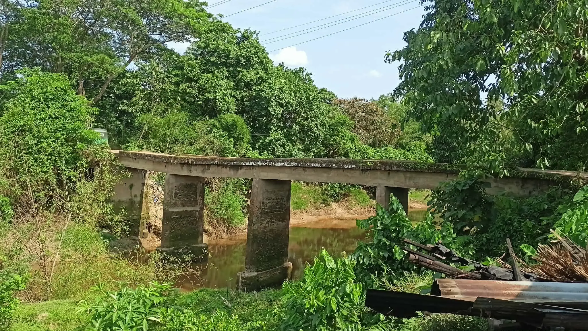মুক্তিযোদ্ধাদের স্মৃতিবিজড়িত শান্তিরহাট গজারিয়া খালের সেতুটি ধসে পড়ার শঙ্কা, ঝুঁকি নিয়ে চলাচল করছে হাজারো মানুষ, পুনর্নির্মাণের দাবি স্থানীয়দের