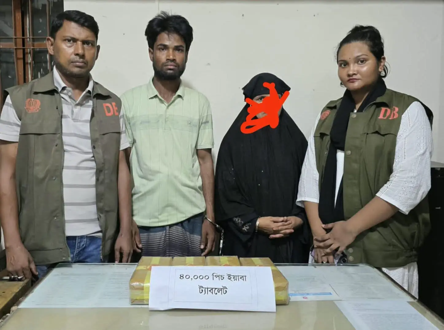 রামুর কচ্ছপিয়ায় গোয়েন্দা পুলিশের অভিযানে ৪০ হাজার ইয়াবাসহ নারীসহ আটক ২