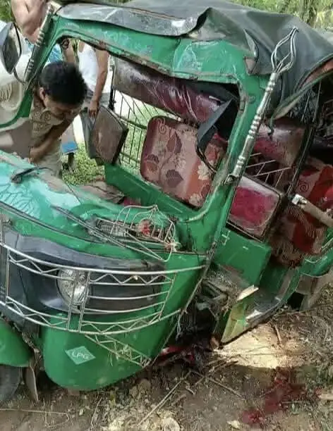 লামায় সিএনজি নিয়ন্ত্রণ হারিয়ে গাছে ধাক্কা: চালক নিহত, আহত ৫