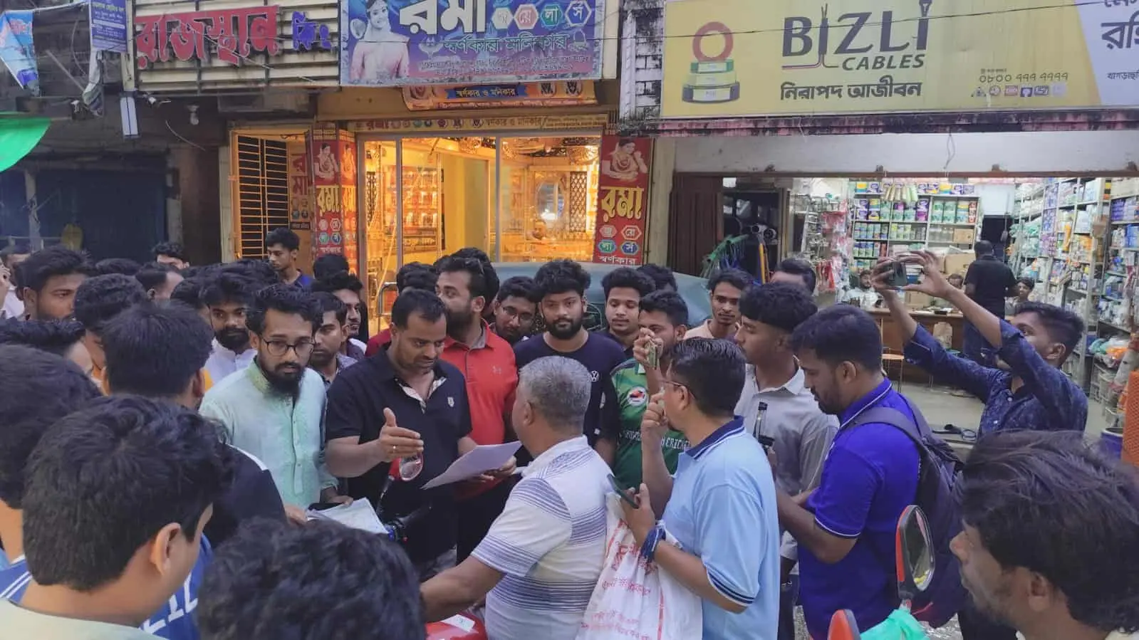 জুলাই সনদ নিয়ে মব সৃষ্টির অপচেষ্টার বিরুদ্ধে ছাত্রদলের লিফলেট বিতরণ
