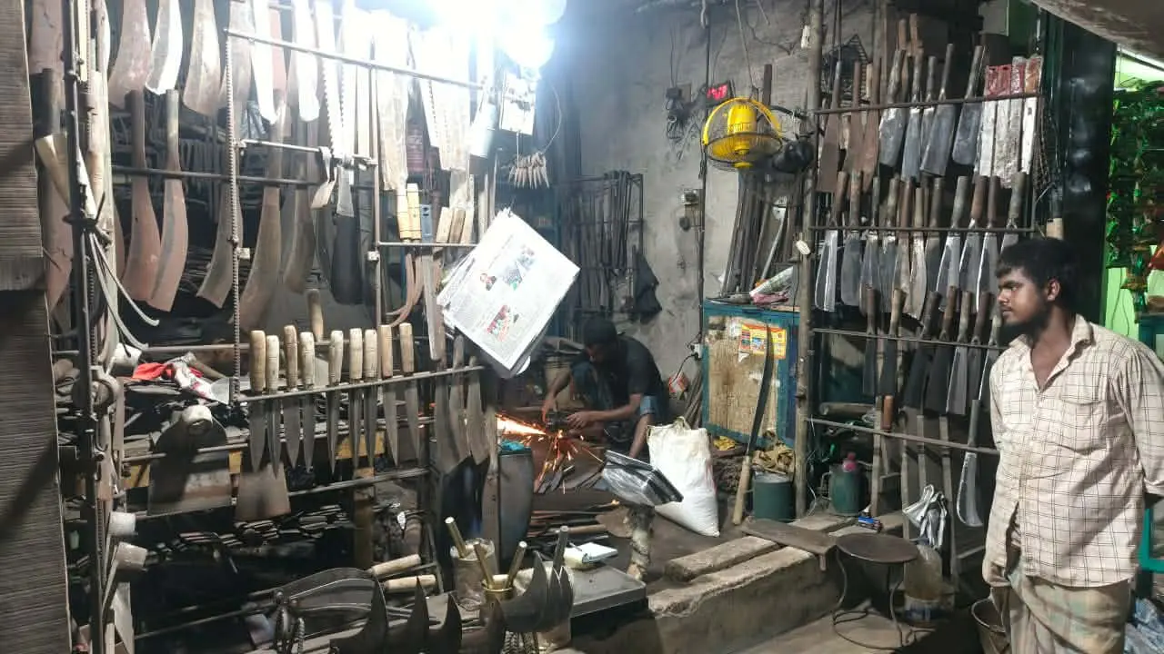 ঈদ ঘনিয়ে আসতেই ব্যস্ততা তুঙ্গে, দিন-রাত একাকার কামারশিল্পীদের