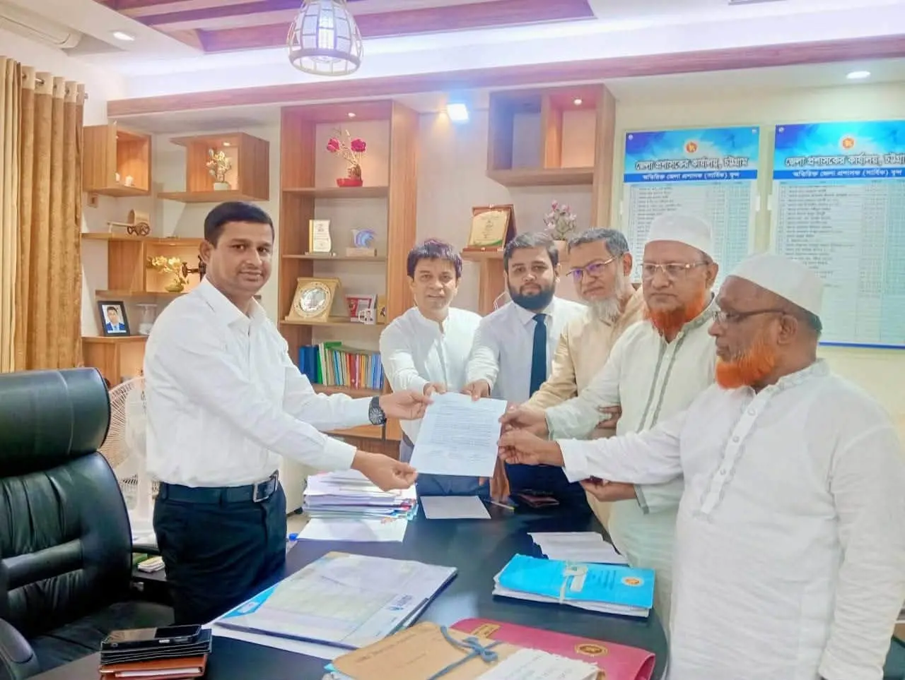 সাতকানিয়া দানুর মার ঘাটে ডলু নদীর ওপর ব্রিজের দাবিতে জেলা প্রশাসককে স্মারকলিপি