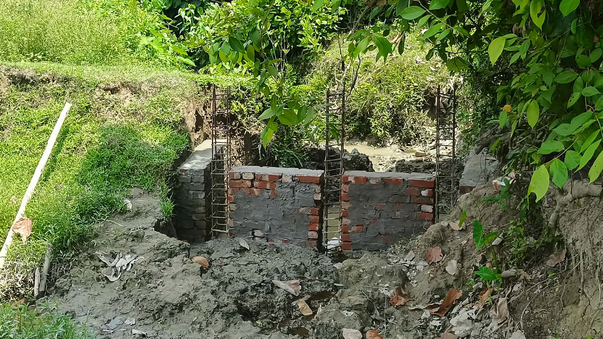 লামায় আদালতের আদেশ অমান্য করে স্থাপনা নির্মাণের অভিযোগ