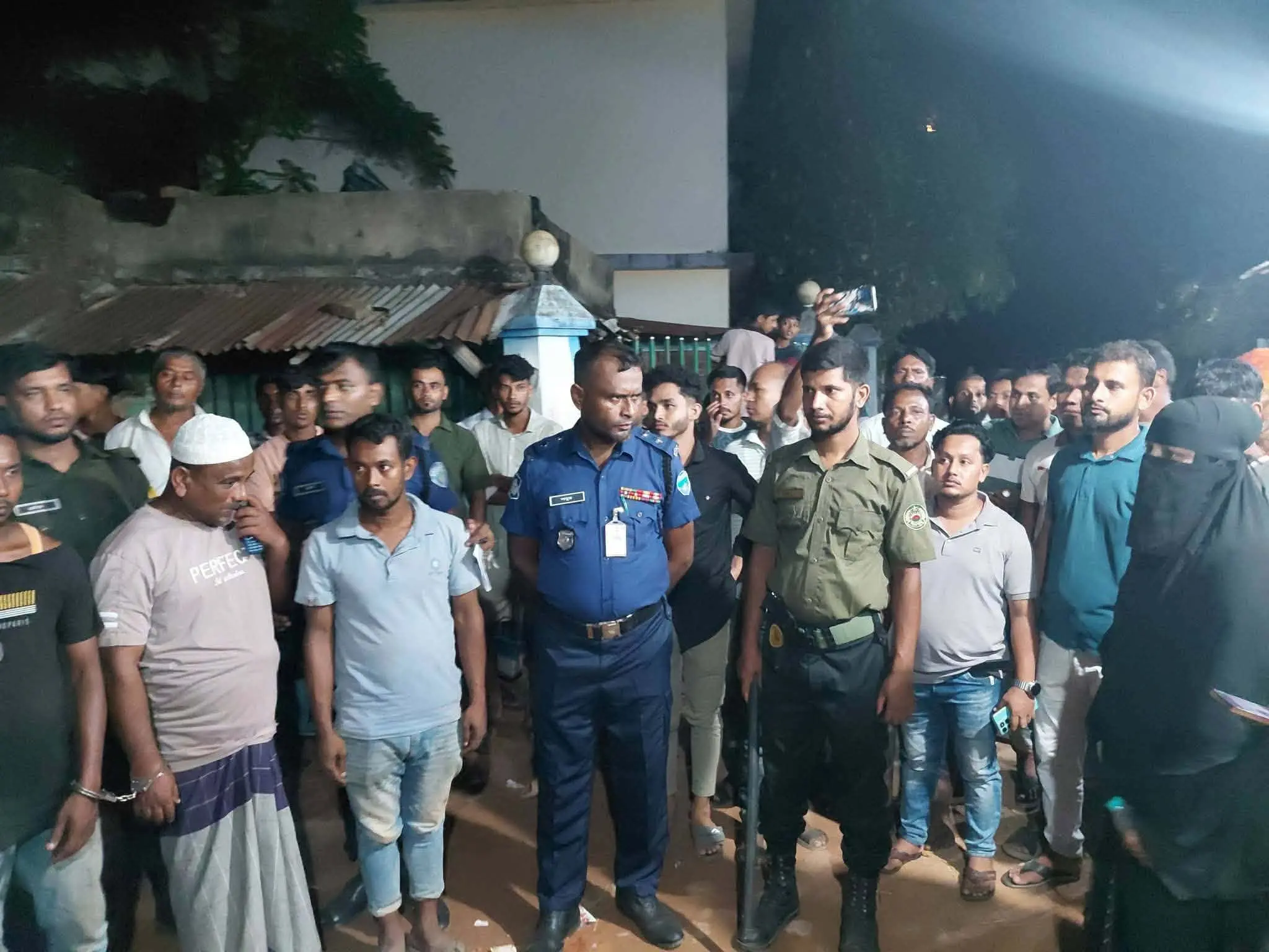 সাতকানিয়ায় মাটি কাটার সরঞ্জামসহ ৩ জন আটক