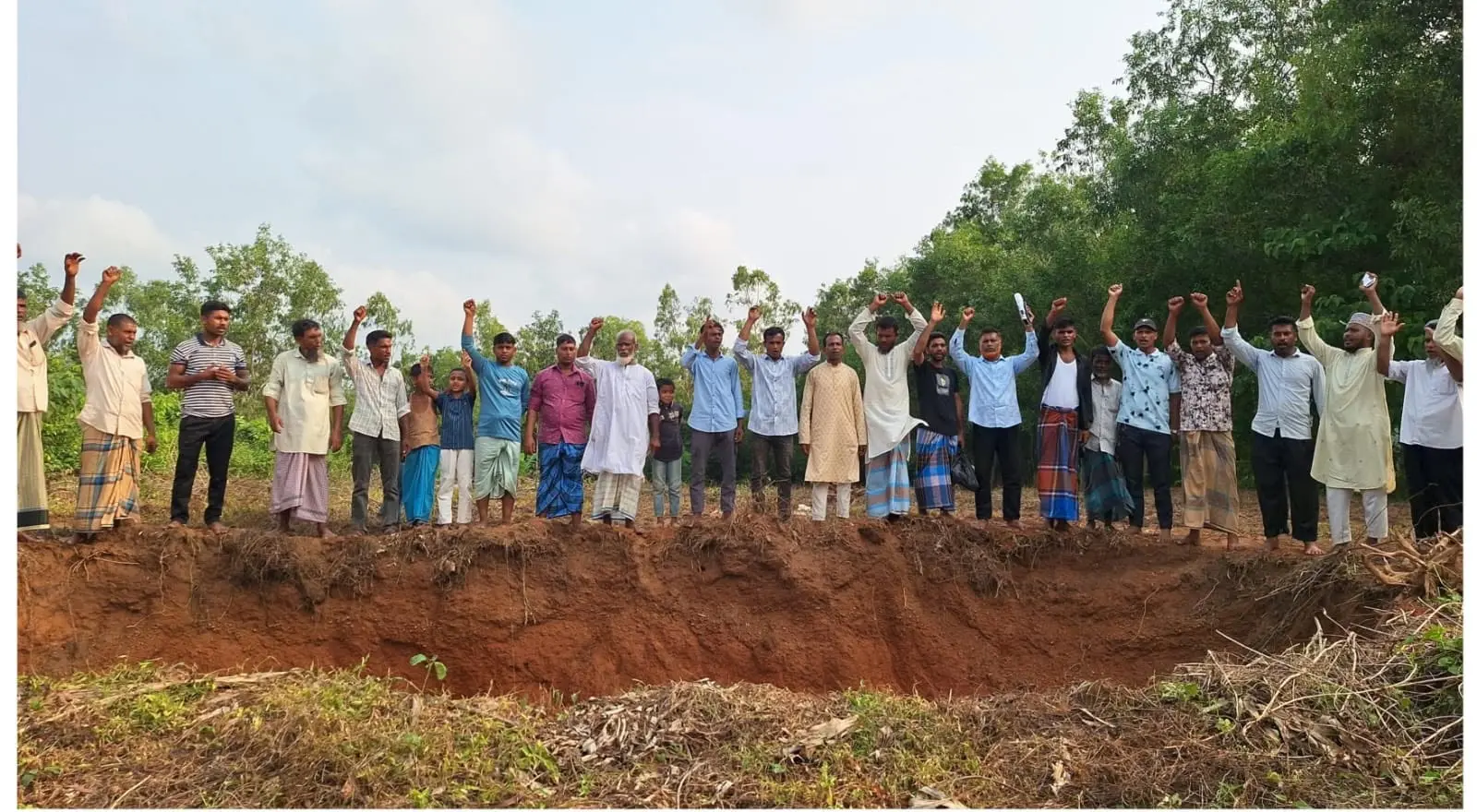 ফটিকছড়িতে শতবর্ষী কবরস্থানের মাটি লুট!