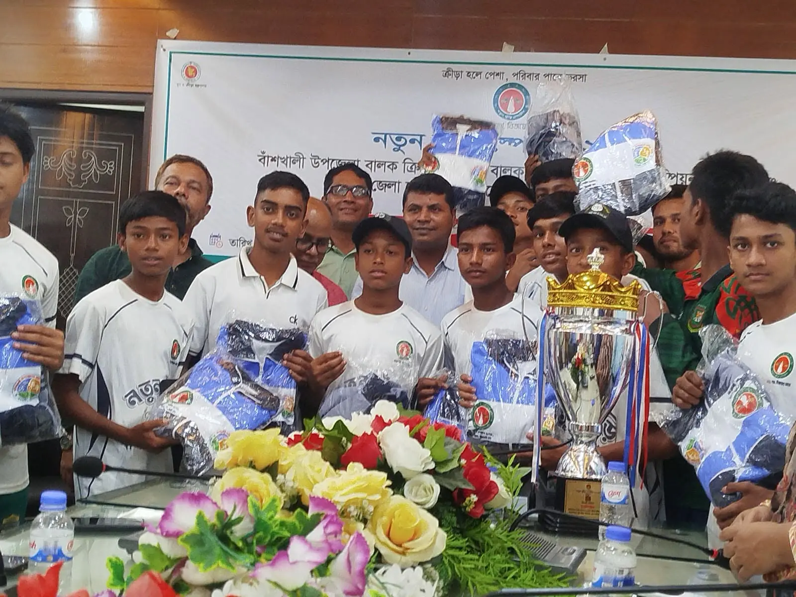 বাঁশখালীতে নতুন কুঁড়ি স্পোর্টসের ক্রিকেট ও কাবাডি দলকে সংবর্ধনা দিল উপজেলা প্রশাসন