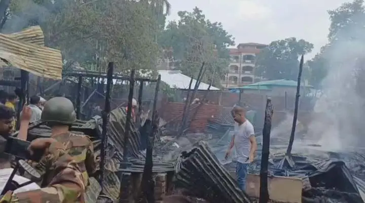 অসাবধানতায় বান্দরবানে ৮টি বসতঘর পুড়ে ছাই, ক্ষতিগ্রস্ত ১৩ পরিবার
