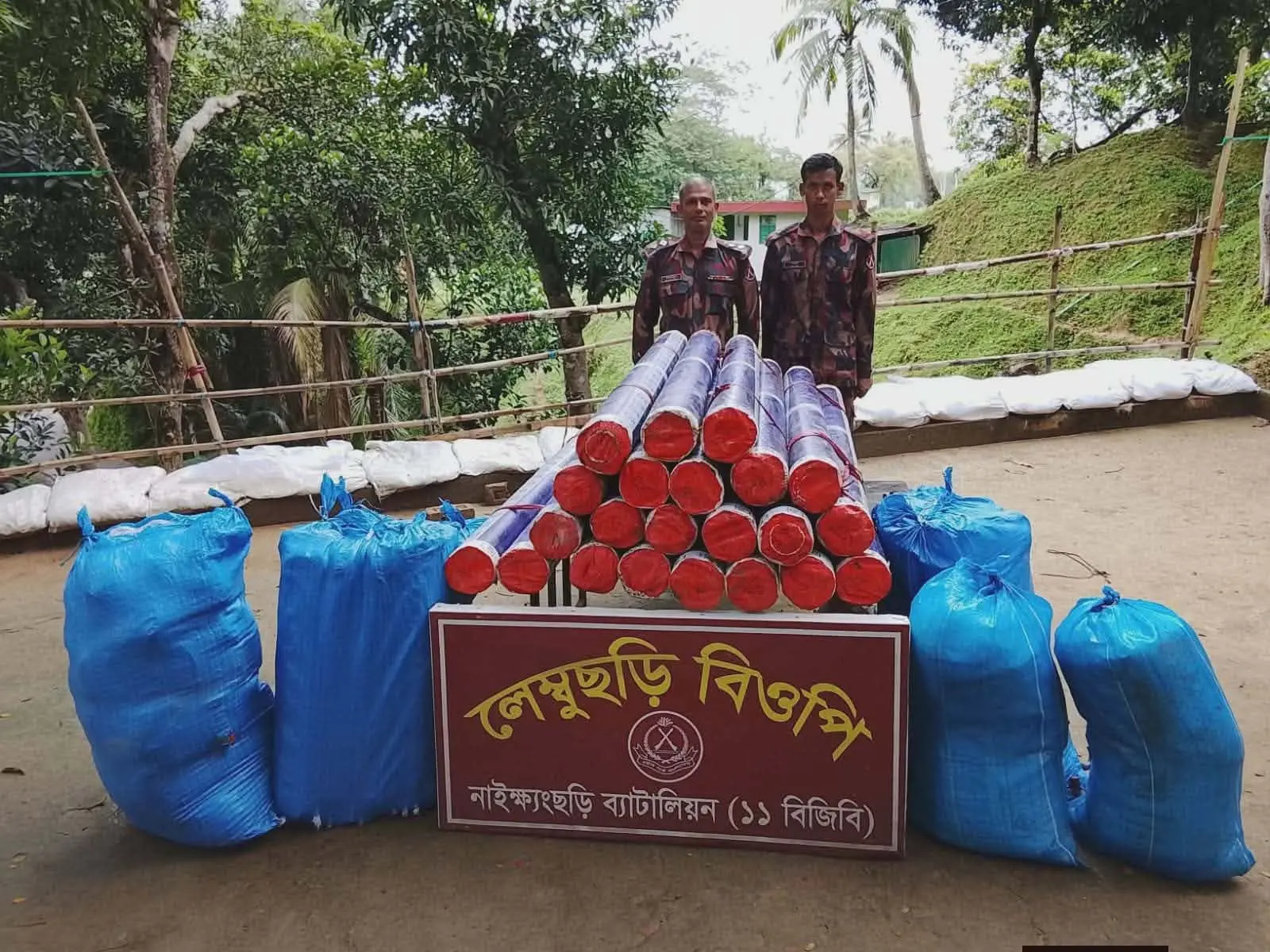 নাইক্ষ্যংছড়ি সীমান্ত দিয়ে মিয়ানমারে পাচারের জন‍্য মজুদ করা ১২৫ কেজি এসিড ফ্রিজসহ বিপুল পণ্য জব্দ
