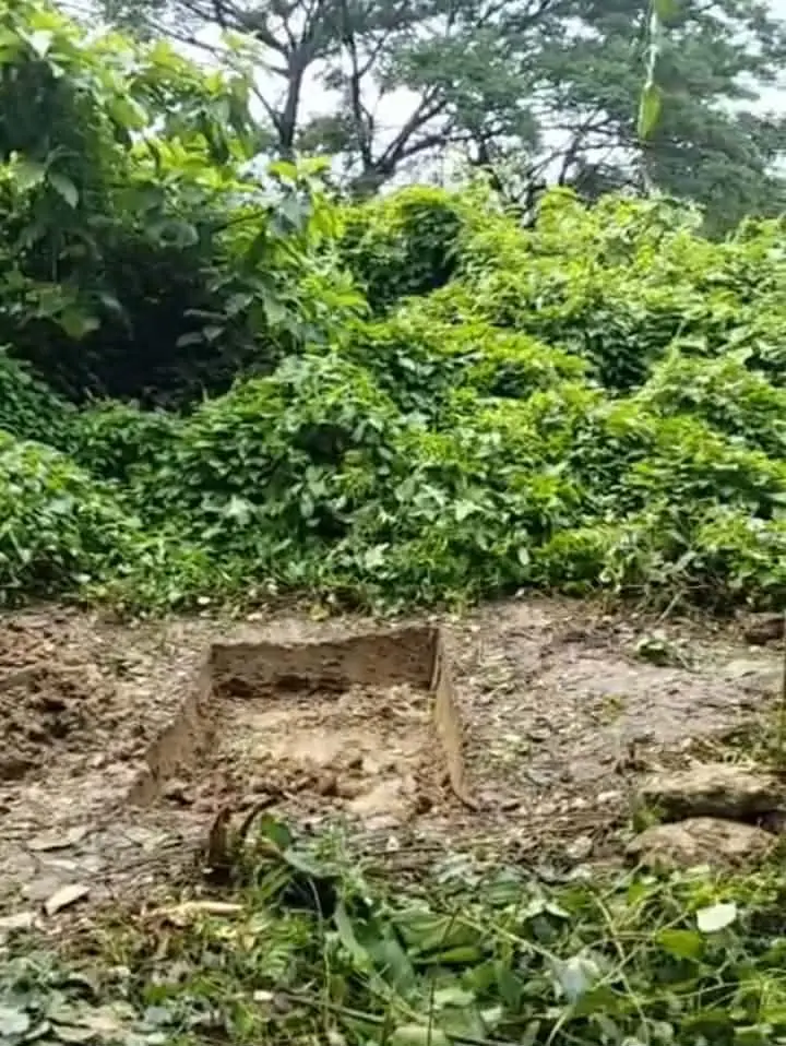অর্ধেক কবর খননের পর জায়গা না থাকার অভিযোগে লাশ দাফনে বাঁধা!