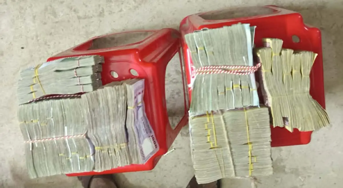 ফটিকছড়িতে নৈশপ্রহরীর সততায় ফেরত ২০ লাখ টাকা