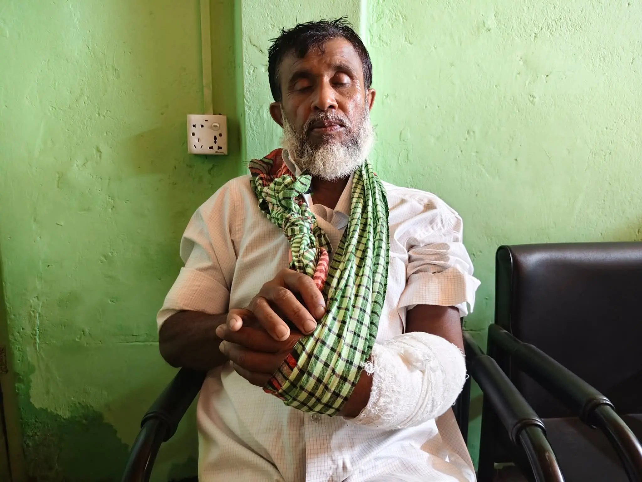 লামায় জমি বিরোধের জেরে বৃদ্ধের উপর বর্বরোচিত হামলা