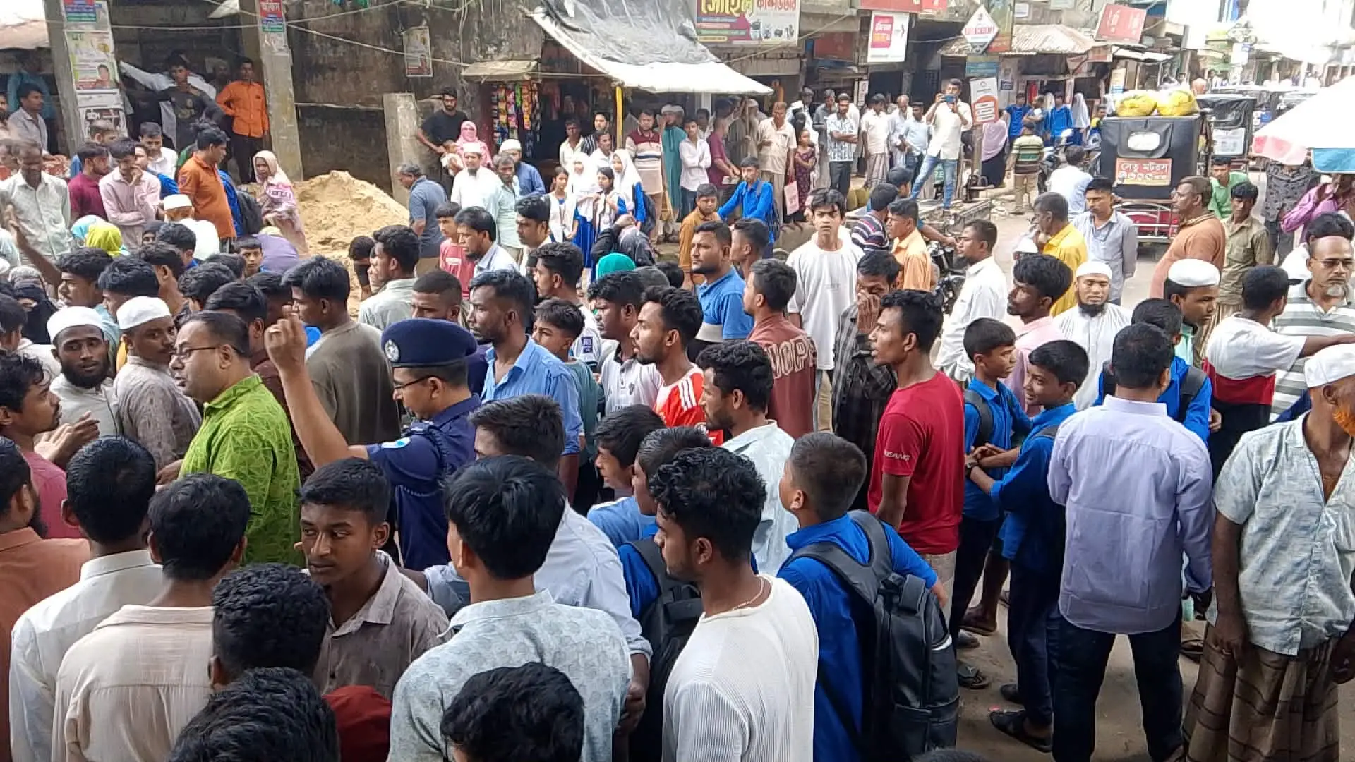 শিশুহত্যার বিচার ও ফাঁসির দাবিতে চকরিয়ায় আদালতের সামনে সড়ক অবরোধ, বিক্ষোভ