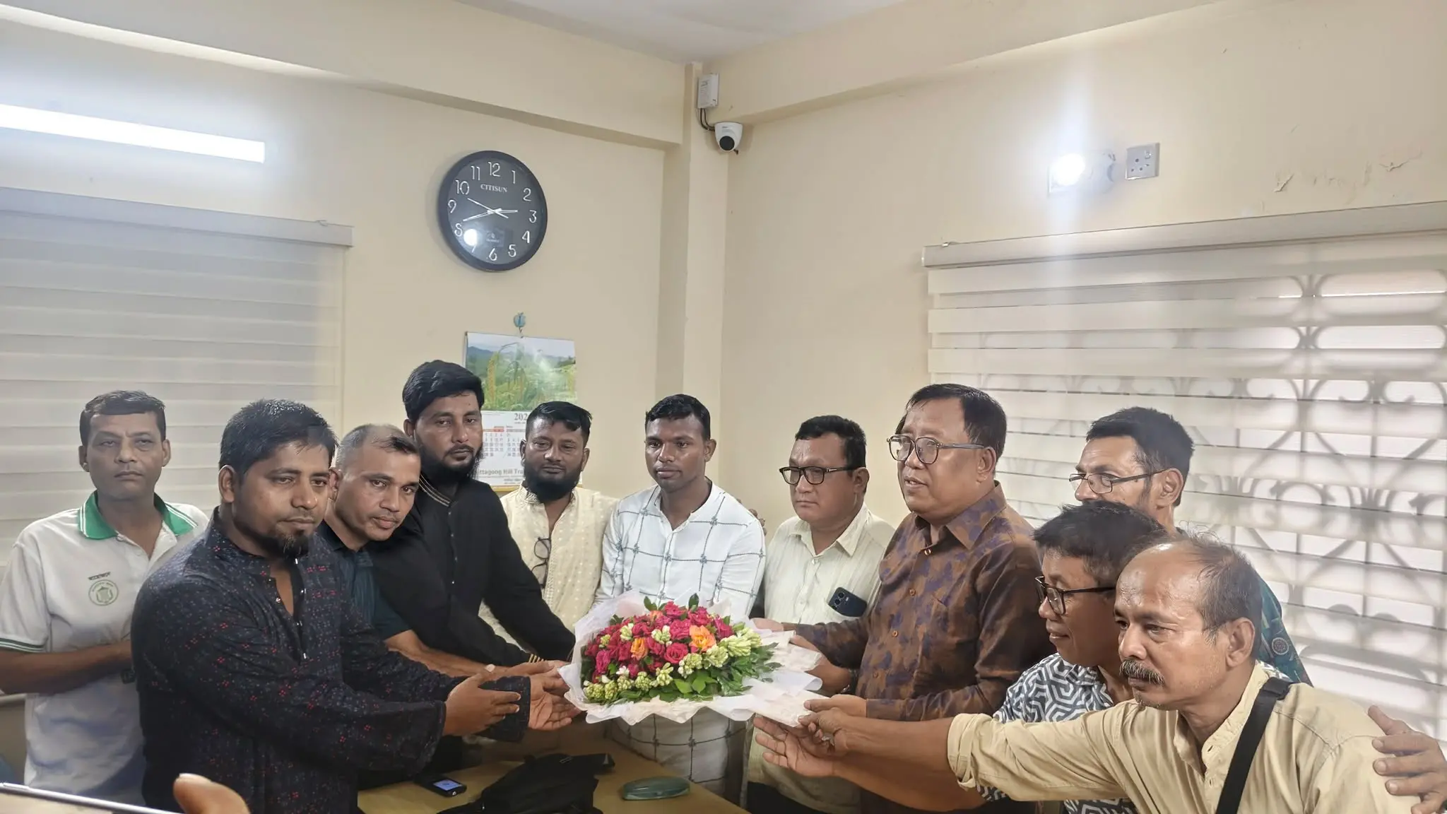বান্দরবানে মাইক্রোবাস শ্রমিক ইউনিয়নের নতুন কমিটির সঙ্গে কেএস মংয়ের মতবিনিময়