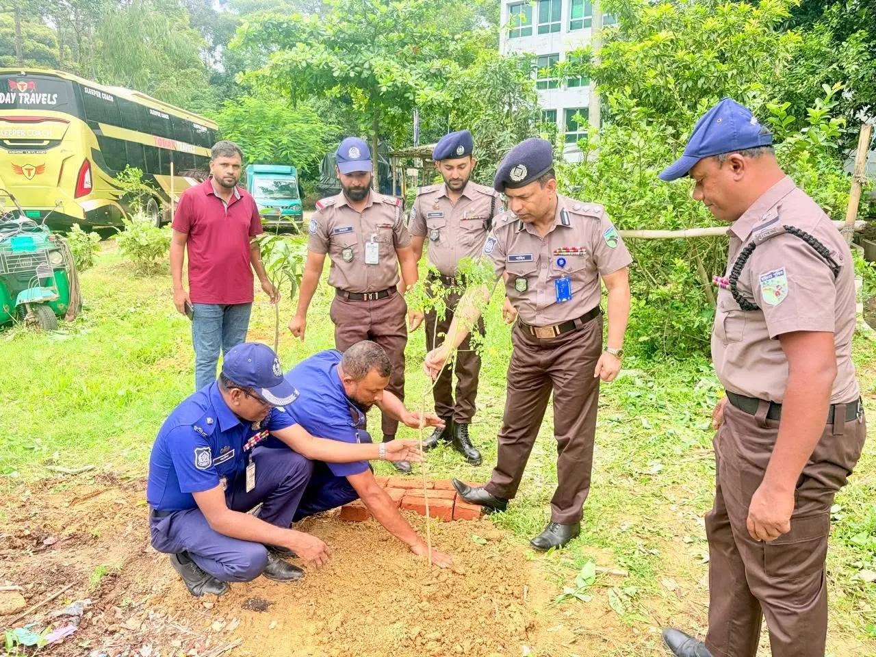 চিরিঙ্গা হাইওয়ে থানায় ফলজ ও ঔষধি গাছের চারা রোপণ