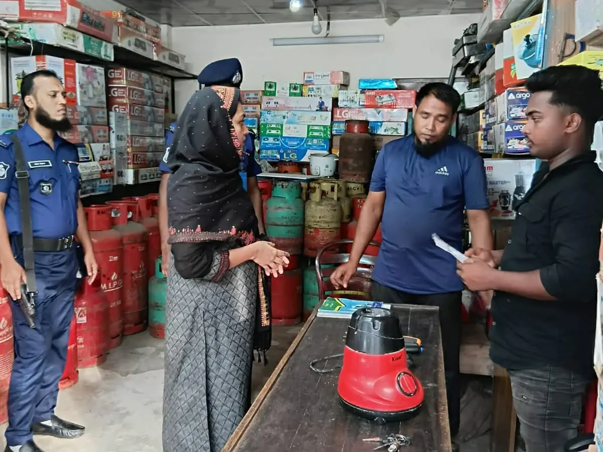 নাইক্ষ্যংছড়িতে গ্যাস ডিলারে অভিযান চালিয়েছে প্রশাসন জরিমানা আদায়