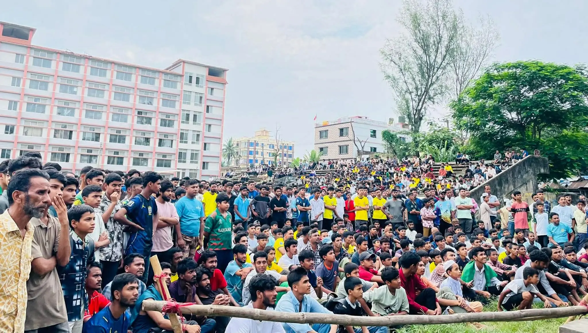 পটিয়া আদর্শ উচ্চ বিদ্যালয় মাঠে বিশ্বকাপ ফুটবল উন্মাদনা