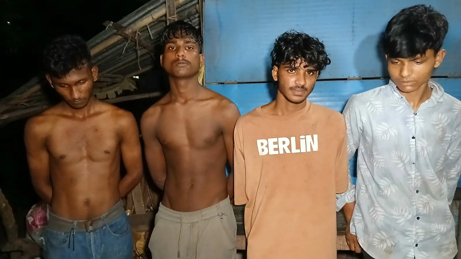 মাদক বিরোধী মিটিংয়ে কিশোর গ্যাংয়ের হামলার প্রস্তুতিতে অ*স্ত্রসহ ৪ কি*শোরকে ধরে পুলিশে দিল জনতা