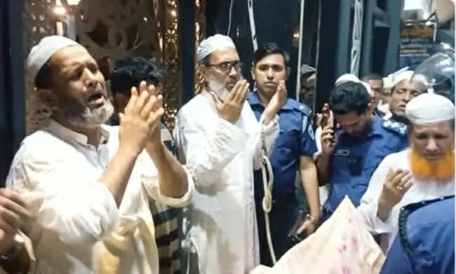 প্যারোলে মুক্তি পেয়ে মায়ের জানাজায় অংশ নিলেন পটিয়ার সাবেক মেয়র বাবুল