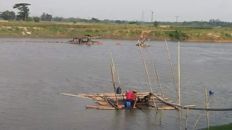চকরিয়ার মাতামুহুরি নদীতে বালু লুটে যেন সর্বদলীয় ঐক্য, ৬ কিলোমিটারে ৬ অবৈধ বালুর ডিপো
