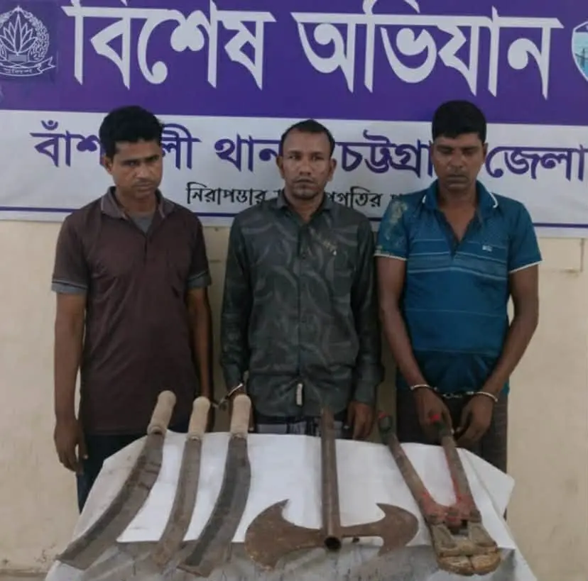 বাঁশখালীতে ডাকাতির প্রস্তুতিকালে অস্ত্রসহ ৩ ডাকাত আটক