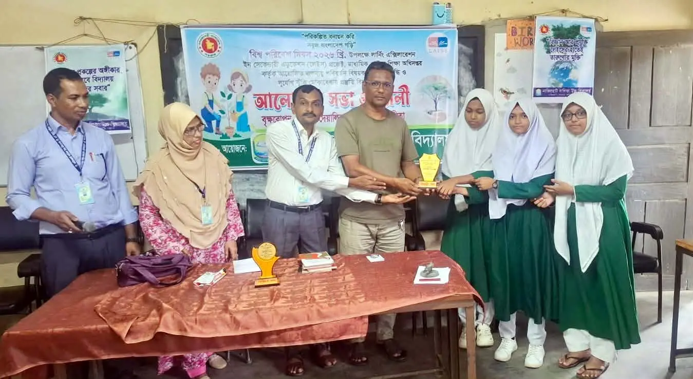 ফটিকছড়ির নাজিরহাট বালিকা বিদ্যালয়ে পরিবেশ বিষয়ক বিতর্ক প্রতিযোগিতা