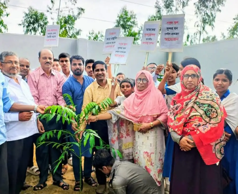 পটিয়ার হাঁইদগাঁও উচ্চ বিদ্যালয়ে জলবায়ু সচেতনতা ও বৃক্ষরোপণ কর্মসূচি অনুষ্ঠিত
