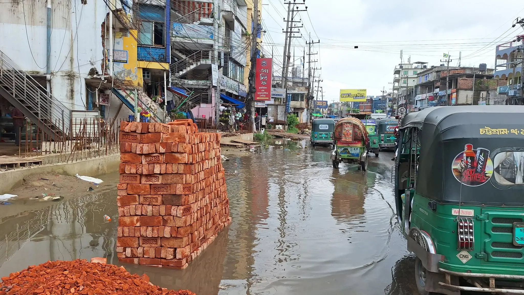 প্রশস্তকরণের নামে ভোগান্তি, সামান্য বৃষ্টিতেই নালার পানিতে সয়লাব হাটহাজারী-রাঙ্গামাটি সড়ক