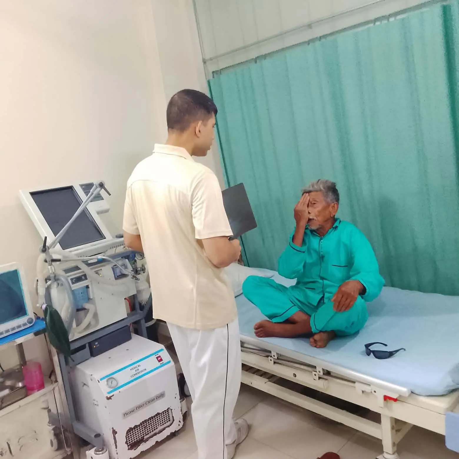 বান্দরবান রিজিয়ন কর্তৃক অসুস্থ রোগীকে চিকিৎসা সেবা ও খাদ্য সামগ্রী সহায়তা প্রদান