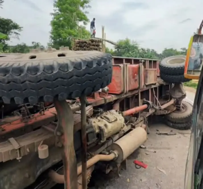 পটিয়ার গৈরলার টেক বাঁকে বাঁশবোঝাই ট্রাক উল্টে যানজট
