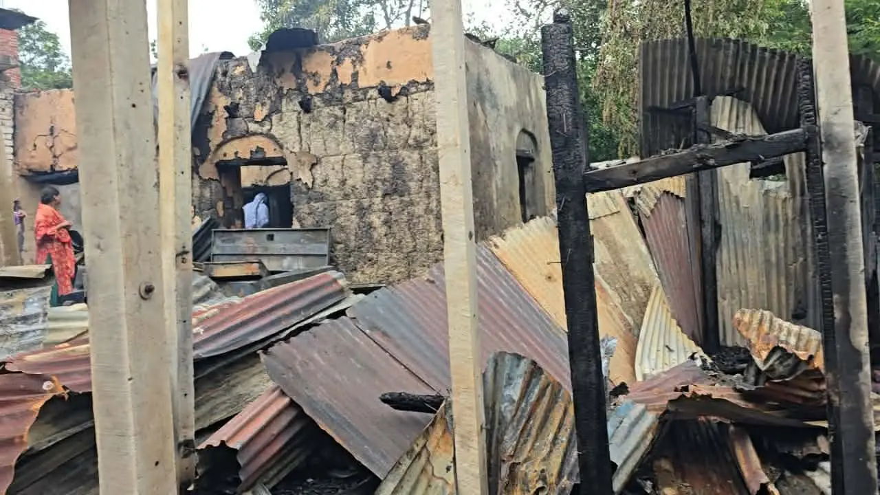হাটহাজারীতে আগুনে পুড়ে সর্বস্ব হারাল ৬ পরিবার