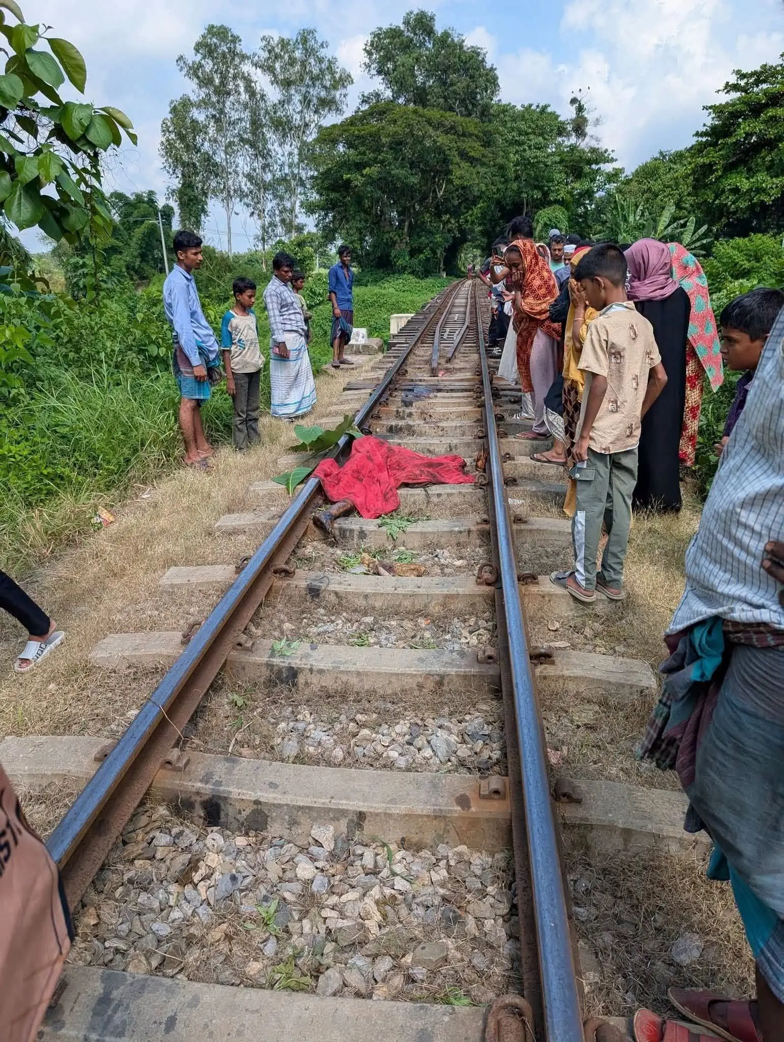 পটিয়ায় কক্সবাজার- চট্টগ্রামগামী ট্রেনে কাটা পড়ে নিহত ১, আহত ১
