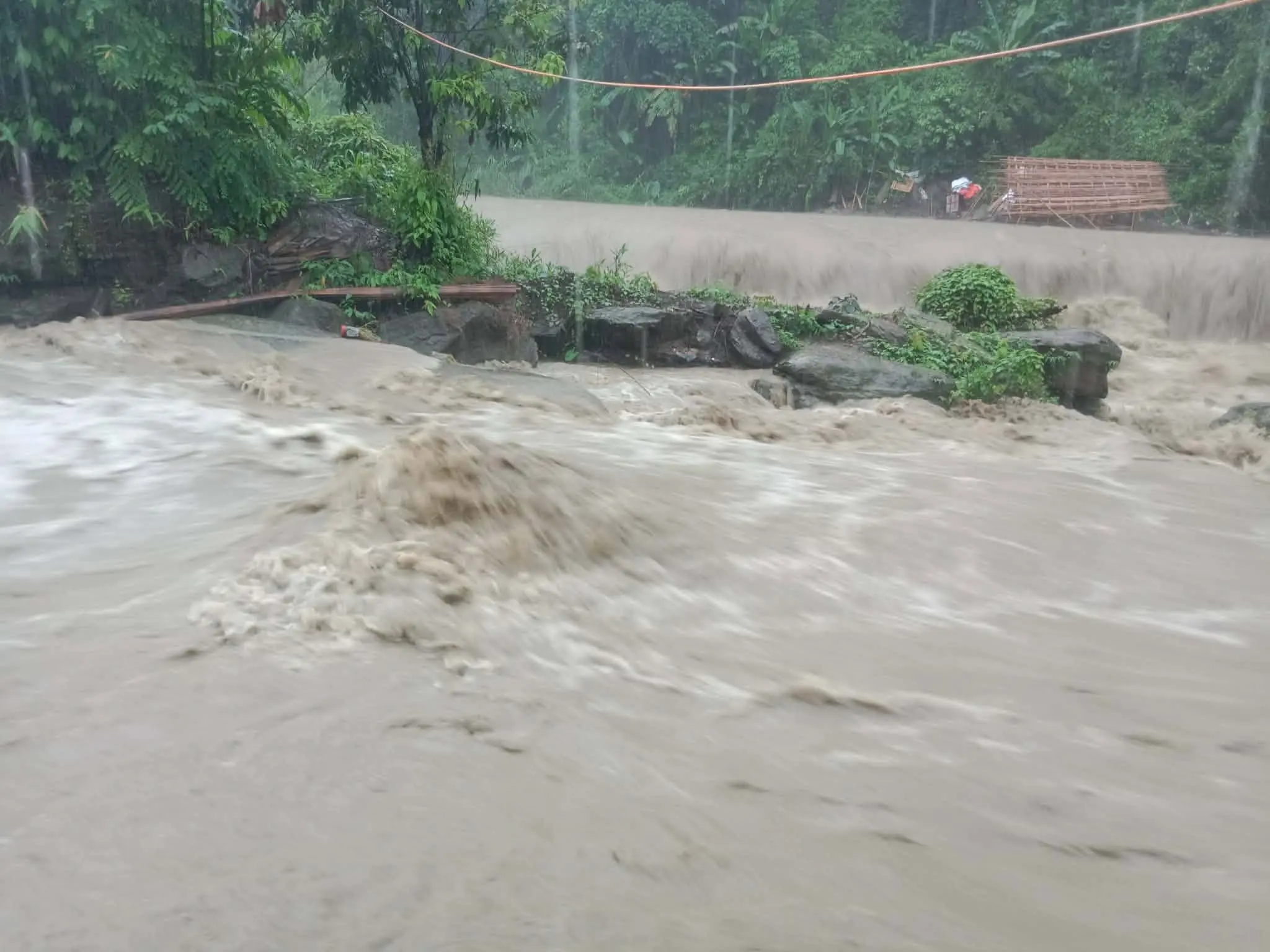 টানা বৃষ্টিতে নাফাখুমের আটকা পর্যটকরা, নিরাপত্তায় প্রশাসনের নজরদারি