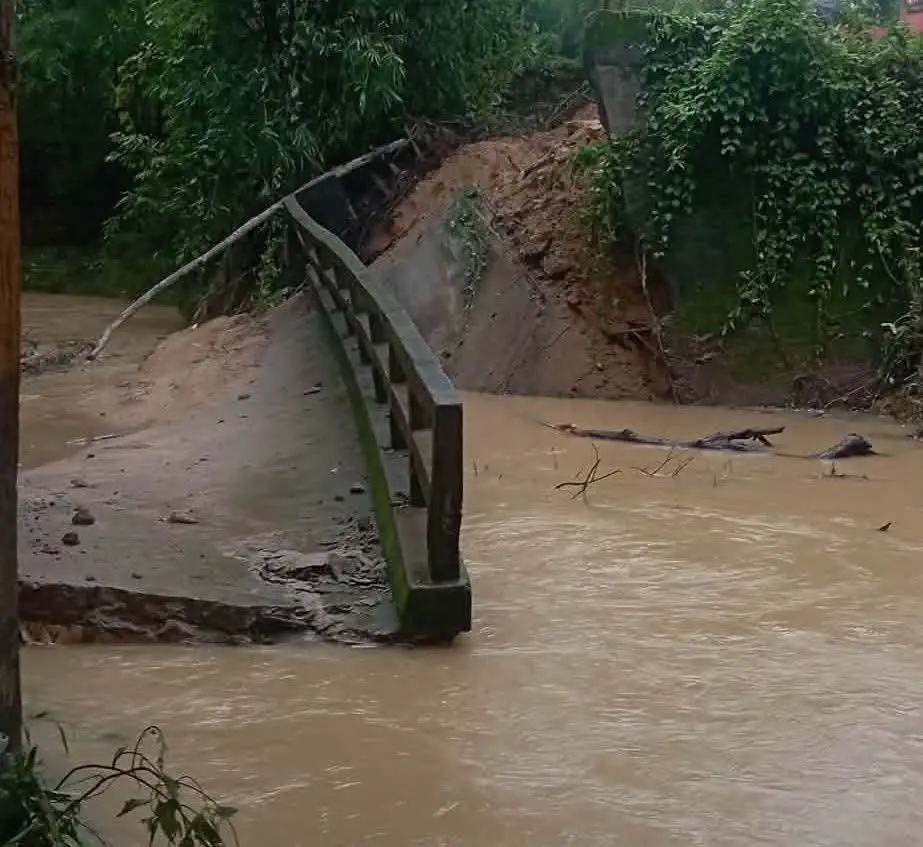 নাইক্ষ্যংছড়িতে পাহাড়ধস ও সেতু ধস্ত, বরাদ্দ ১০ টন খাদ্যশস্য