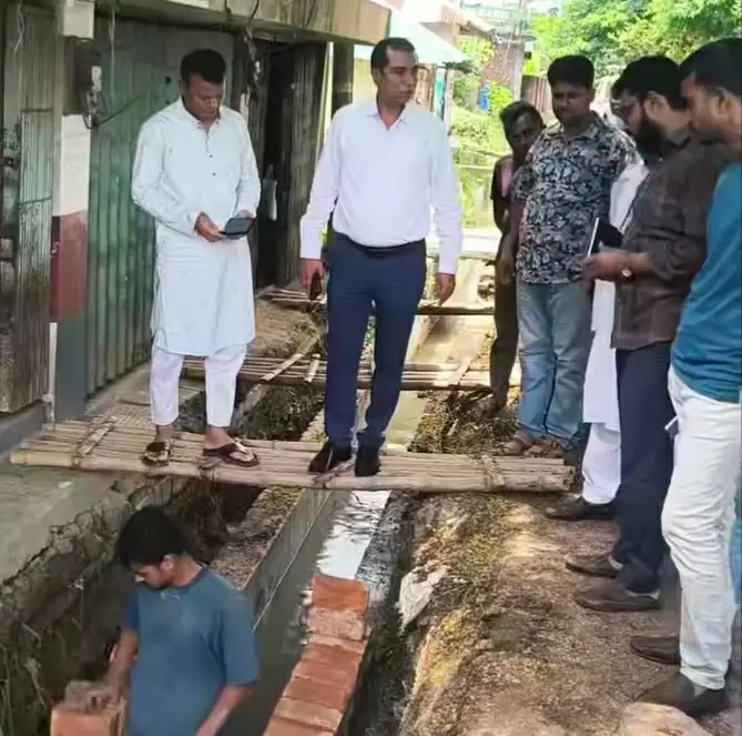 পটিয়া ভেল্লাপাড়া ও কৈয়গ্রামে ড্রেনেজ উন্নয়ন কাজ পরিদর্শনে এনামুল হক এনাম এমপি